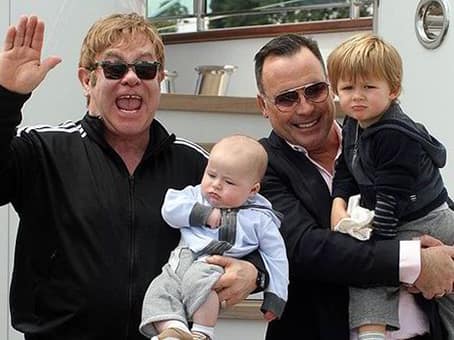Pourquoi Elton John n'a-t-il pas pu adopter un enfant ukrainien et il a choisi la maternité de substitution?